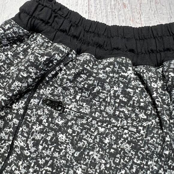 Lululemon Hotty Hot Short SIZE 10 Daisy Dust Alpine White Black Mesh Running - Picture 9 of 11